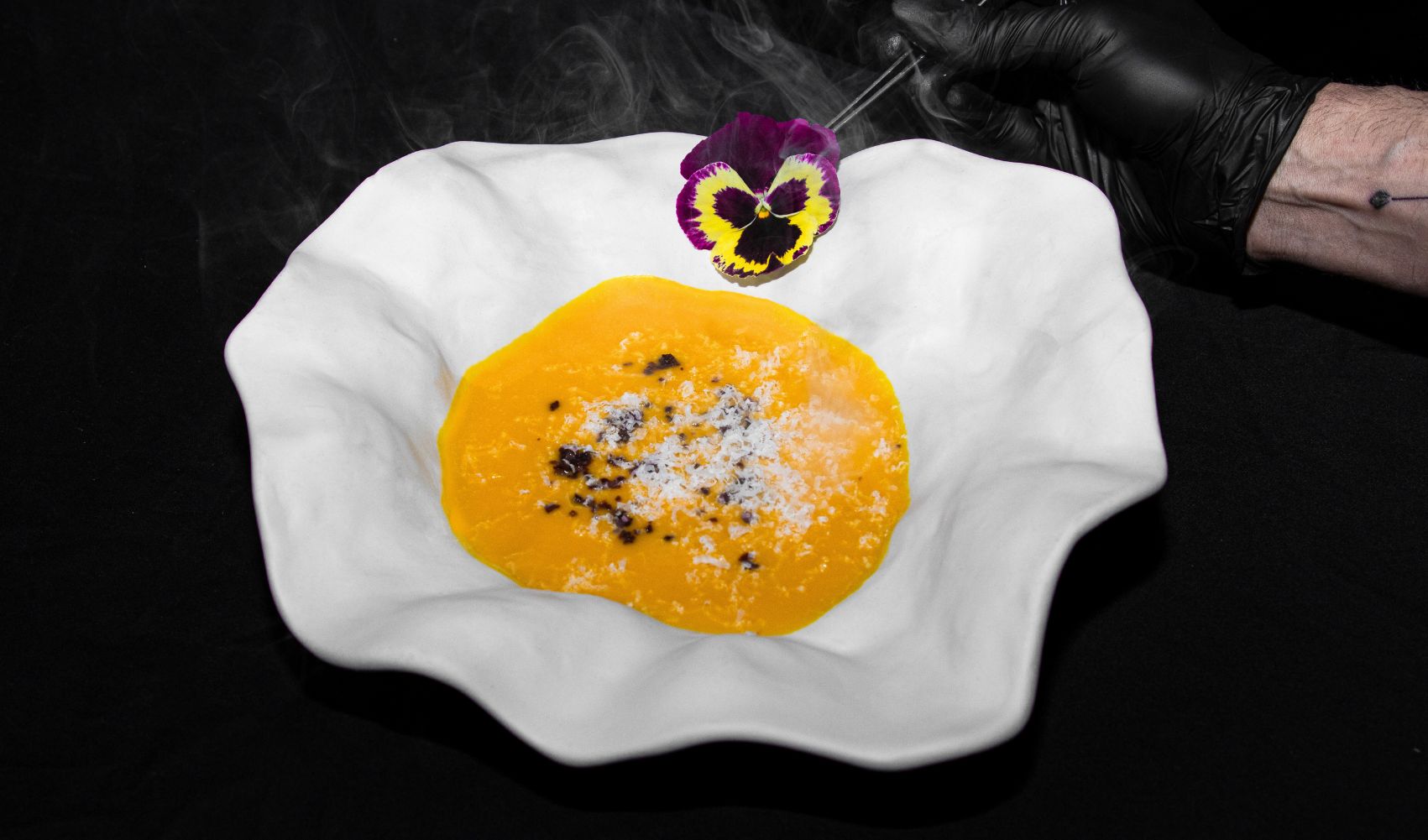 Cremita de calabaza y coco con polvo de cecina y parmesano